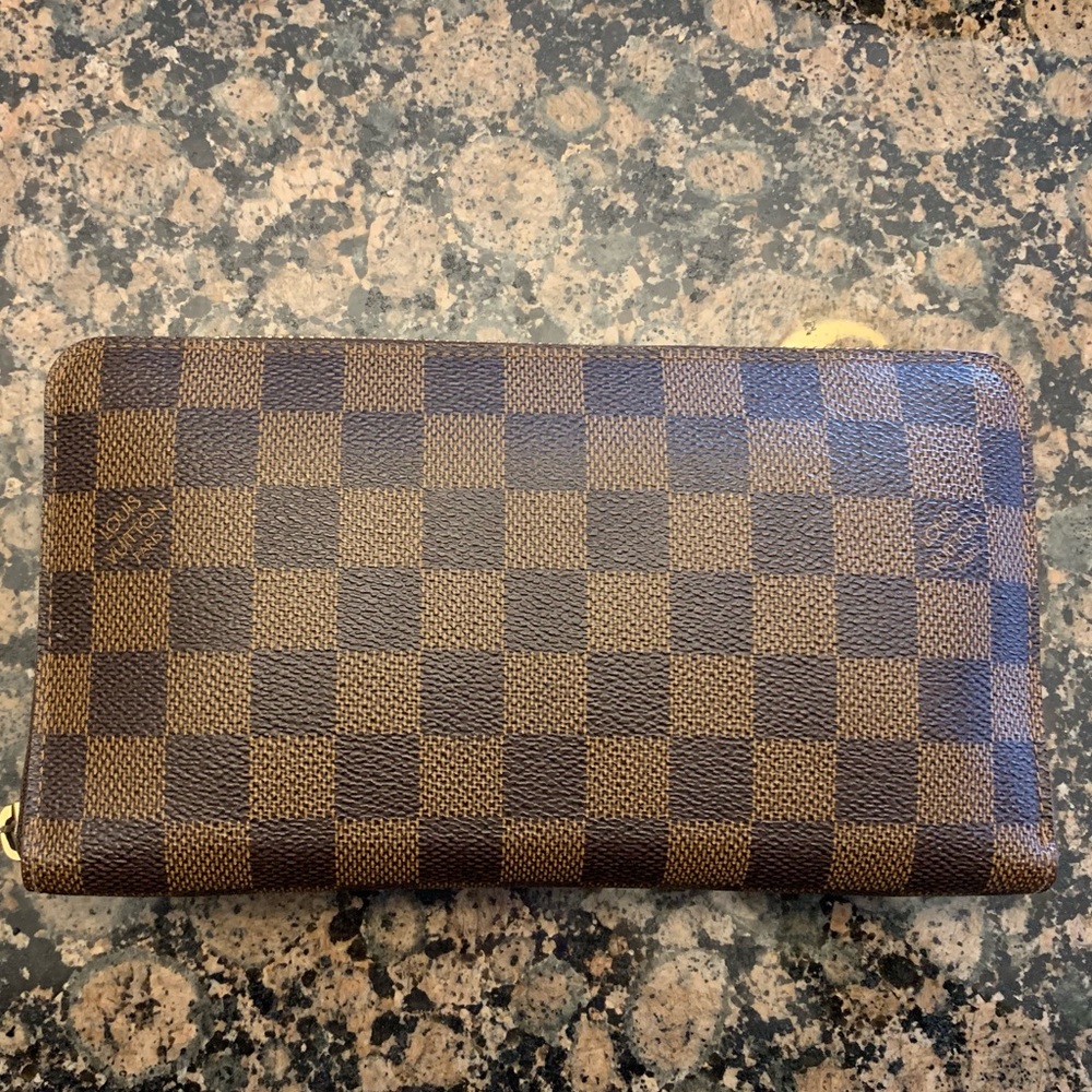 Louis Vuitton zippy organizer